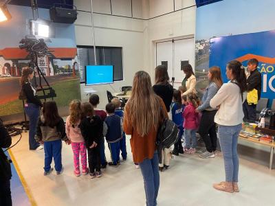 Alunos do CMEI Padre Giuliano Sincini de Nova Laranjeiras visitaram a RPC em projeto sobre meios de comunicação